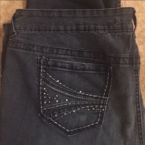 Cropped jeans with embellished pockets